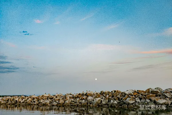 高清摄影 前景中有一大片水域，水中有岩石。