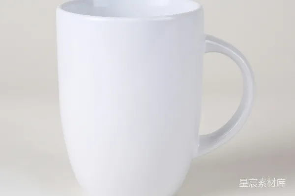 高清摄影 一个白色的咖啡杯放在桌子上。