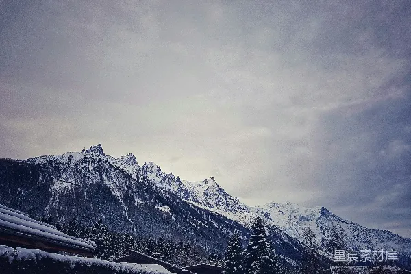 高清摄影 白天多云的天空下的积雪覆盖的山