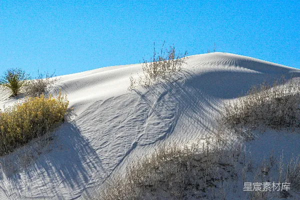 高清摄影 一个人在雪覆盖的斜坡上滑雪板滑行