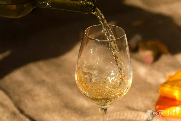高清摄影 装有棕色液体的酒杯