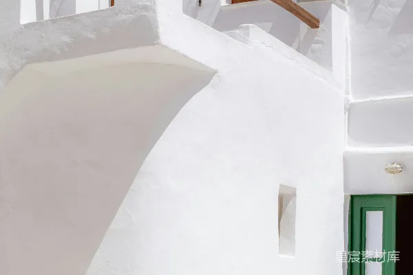 高清摄影 白色混凝土建筑，带有绿色木门。