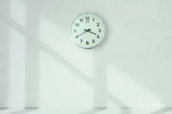 高清摄影 黑色圆形模拟墙钟在10点整