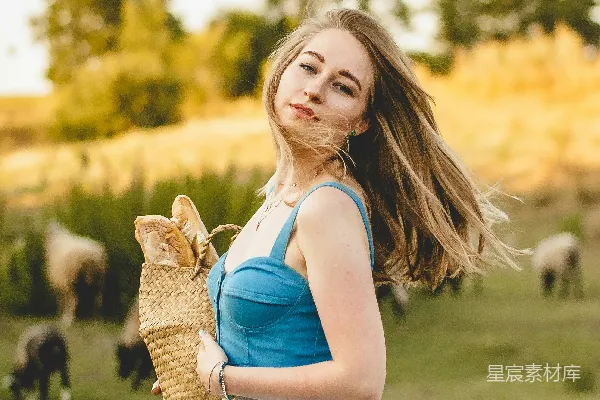高清摄影 穿着白色连衣裙的女孩在白天抱着棕色的兔子。