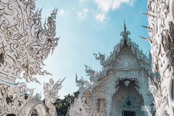 高清摄影 一座白墙建筑，上面有精美的图案设计。