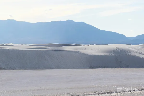 高清摄影 白天被雪覆盖的山