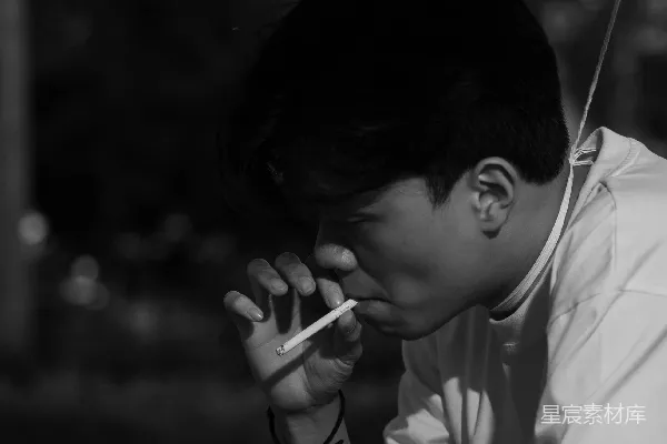 高清摄影 一个男人在黑白照片中吸烟