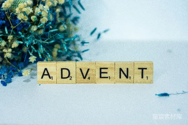 高清摄影 一个写有“adventt”的木块旁边有一束花。