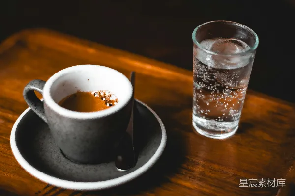 高清摄影 桌子上有一杯茶和一杯水。