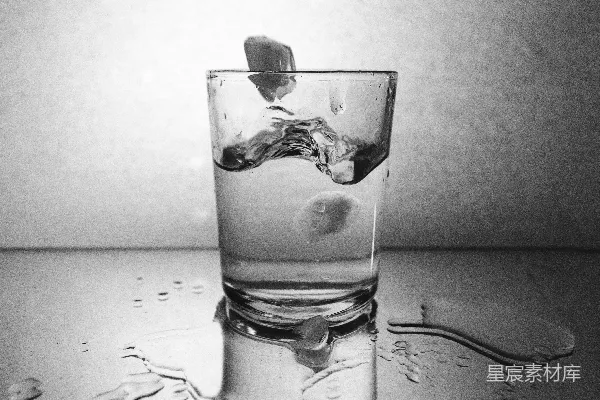 高清摄影 冰块溅进一杯水中。