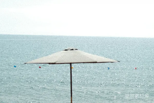 高清摄影 海滩上的遮阳伞和椅子静静地坐在宁静的海边。