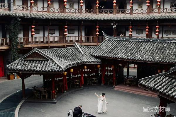 高清摄影 一群人在一栋建筑周围站着。