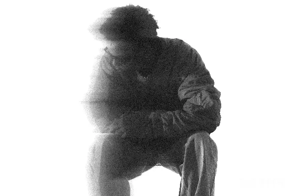 高清摄影 一个男人坐在那里，模糊不清，黑白画面。