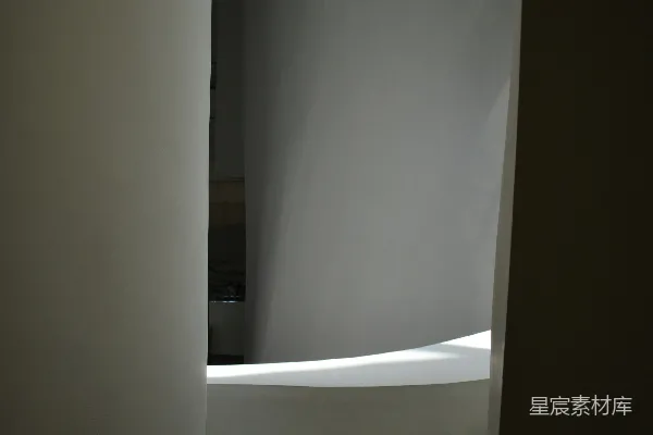 高清摄影 一个白色的浴缸放在浴室里，靠在墙上。