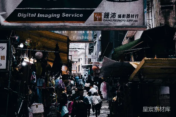 高清摄影 繁忙的街头市场，人来人往。