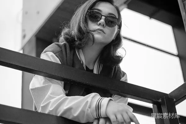 高清摄影 戴墨镜的女人靠在栏杆上