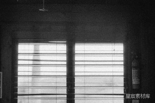 高清摄影 带百叶窗的窗户、吊扇和灯。