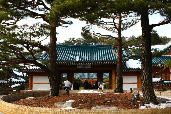 高清摄影 几个人站在一栋建筑物前面。