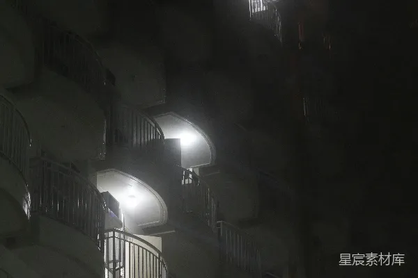 高清摄影 一幢夜间阳台灯光亮起的建筑