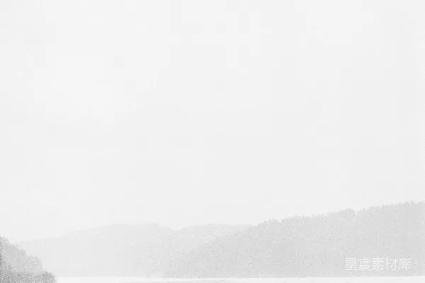 高清摄影 积雪覆盖的景观，山峦环绕着一个结冰的湖泊。