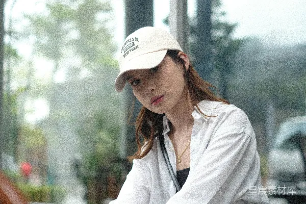 高清摄影 一位戴着帽子的女人坐在桌子旁