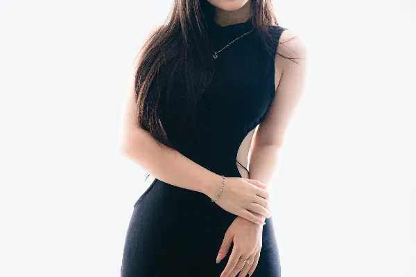 高清摄影 一位年轻女子穿着黑色连衣裙摆姿势。