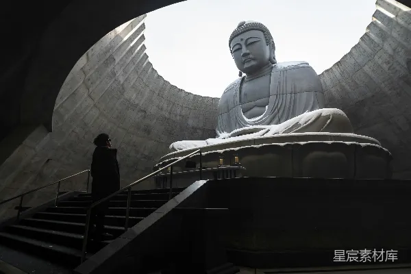 高清摄影 一座巨大的佛像坐落在一排台阶的顶端。