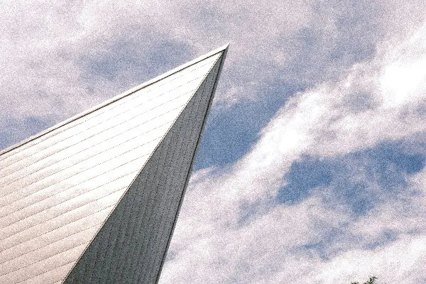 高清摄影 一座建筑物的屋顶在阴云密布的天空下。