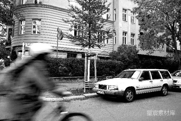 高清摄影 一个人在城市街道上骑自行车。