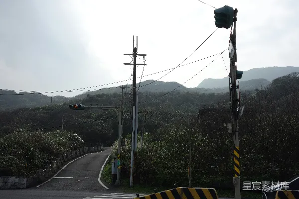 高清摄影 一条蜿蜒穿过森林山脉的小路。