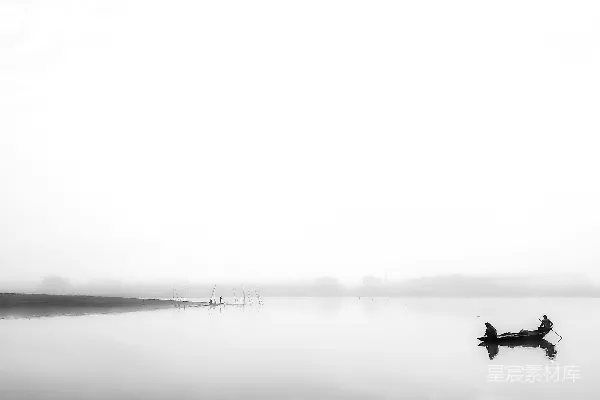 高清摄影 在一片大水域上，有两个人在一条小船上。