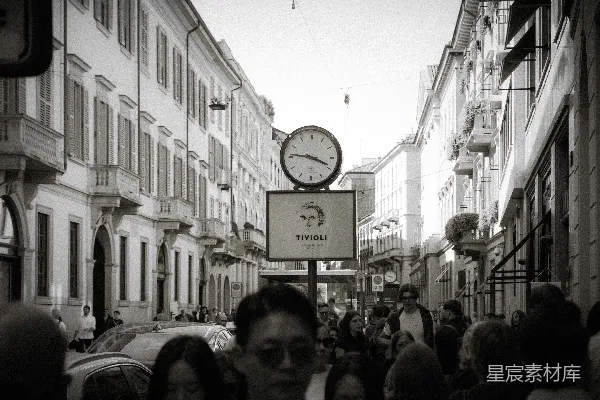 高清摄影 繁忙的街道场景，有一座大钟。
