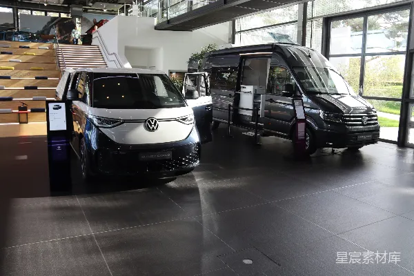 高清摄影 新的大众汽车在室内展出。