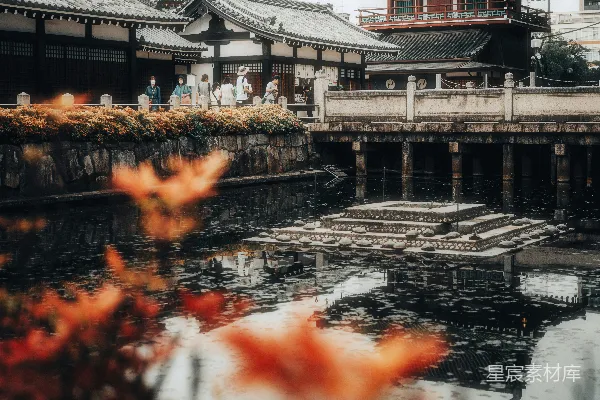 高清摄影 日本寺庙倒映在水中。
