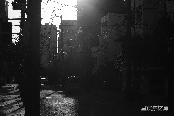 高清摄影 阳光洒在一条城市街道上。