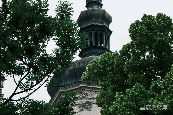 高清摄影 教堂塔楼透过周围的树叶若隐若现。