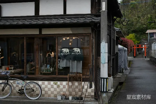 高清摄影 一家日本店铺的店面和街角。