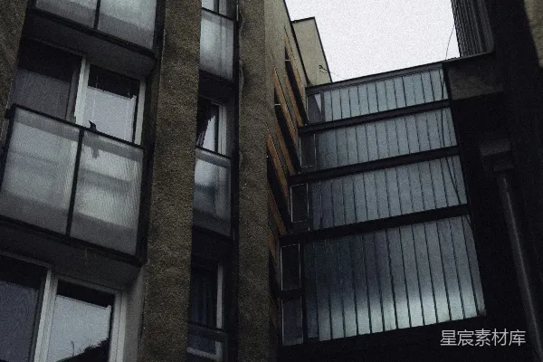 高清摄影 两栋高耸的建筑物并排矗立。