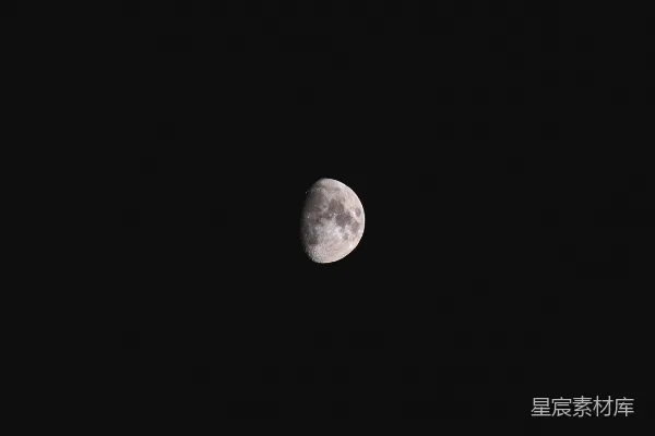 高清摄影 一轮满月在漆黑的夜空中被看见