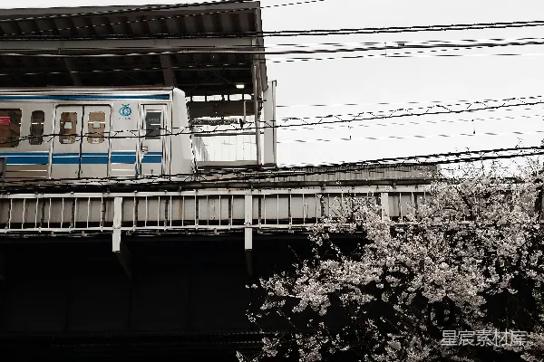 高清摄影 日本火车站的火车。