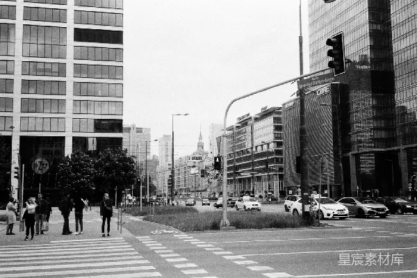 高清摄影 城市街道场景，包括建筑物和人行横道。