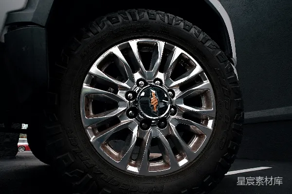 高清摄影 一个闪亮的雪佛兰轮毂和轮胎。