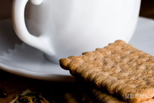 高清摄影 一张桌子上有一杯茶和一些饼干。