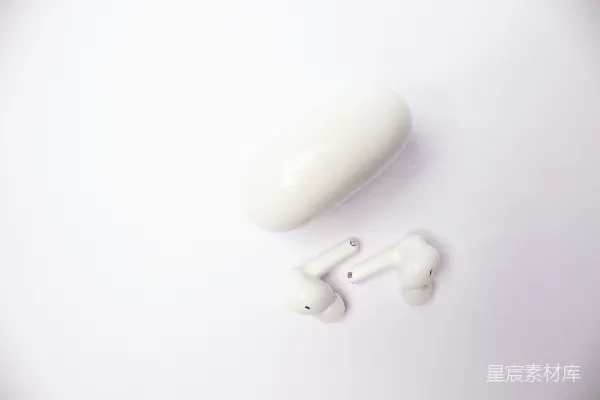 高清摄影 一对耳塞放在白色表面上
