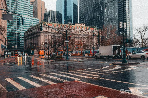 高清摄影 一条湿漉漉的街道，背景是建筑物。