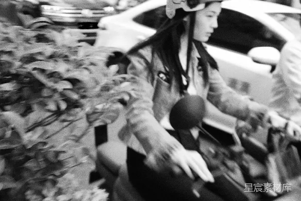 高清摄影 女人骑着滑板车走在街上。