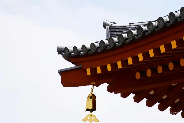 高清摄影 一座日本寺庙的屋顶挂着一个铃铛。