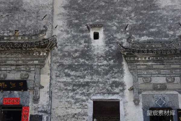 高清摄影 历史悠久的建筑外立面，有人坐在外面。