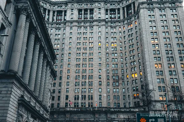 高清摄影 一座非常高大的建筑物，中间有一个钟楼。