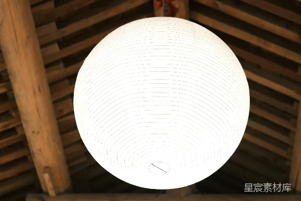 高清摄影 房间天花板上悬挂着一盏白灯。